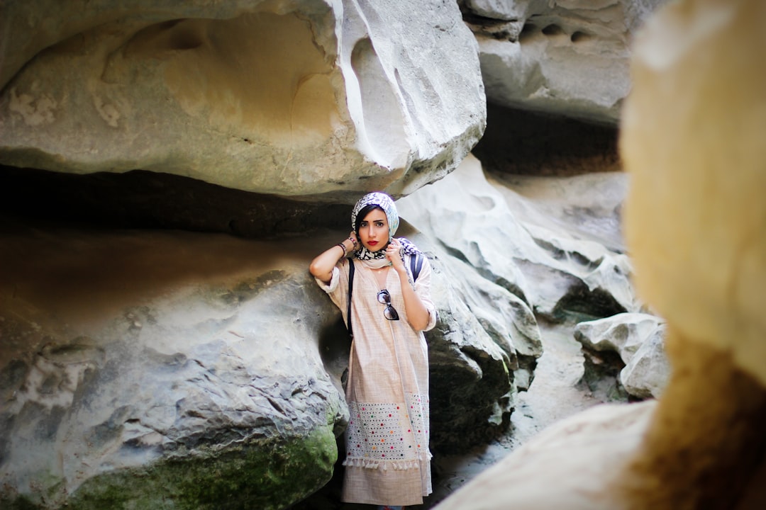 تصوير الملابس والعبايات: إظهار خامة القماش والتفاصيل