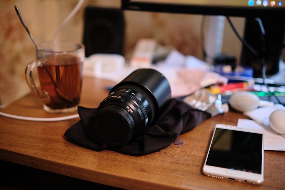 الفرق بين تصوير الموبايل وتصوير المحترفين للمطاعم: لماذا تحتاج لطلال عوض؟