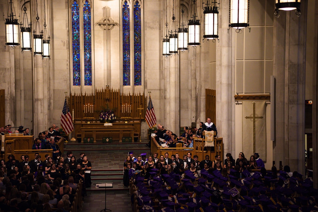 تصوير حفلات التخرج والتكريم: ذكريات النجاح بعدسة طلال عوض
