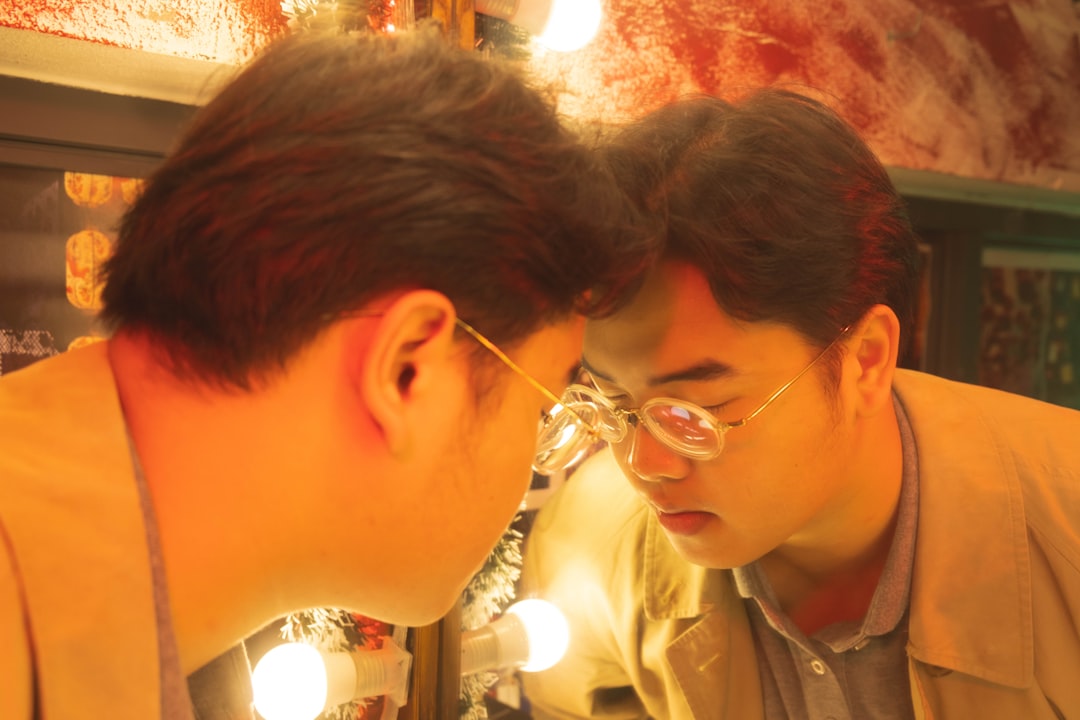 كيف تستعد لجلسة تصوير بورتريه مع طلال عوض؟ نصائح الملابس والمظهر