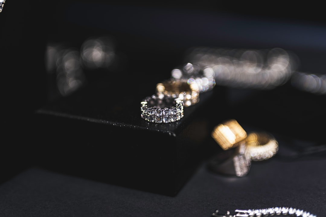 تصوير المجوهرات والذهب: إظهار البريق والدقة المتناهية