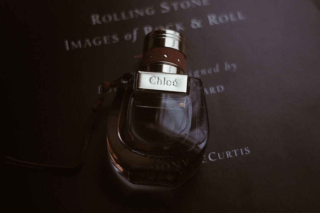 تصوير العطور والزجاجات: تحدي الانعكاسات وكيف يتقنه طلال عوض