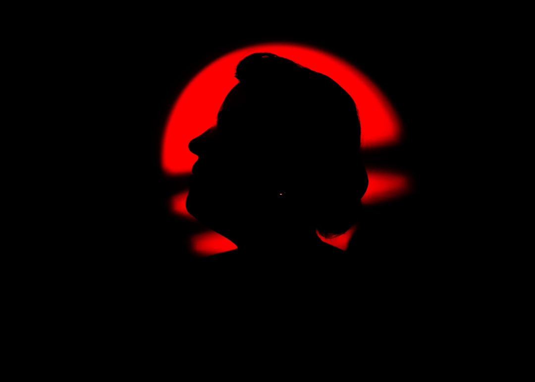 دور الإضاءة في صناعة الصورة السينمائية: أسرار استوديو طلال عوض