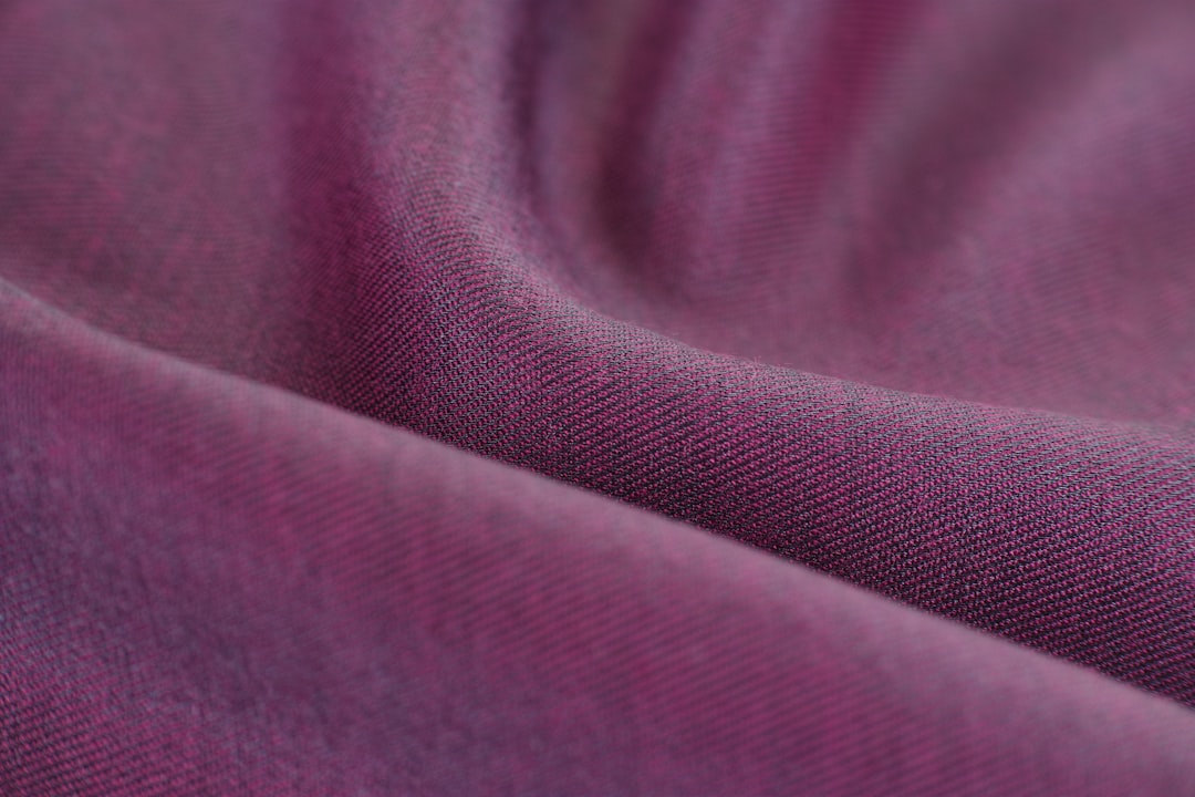 تصوير الملابس والعبايات: إظهار خامة القماش والتفاصيل