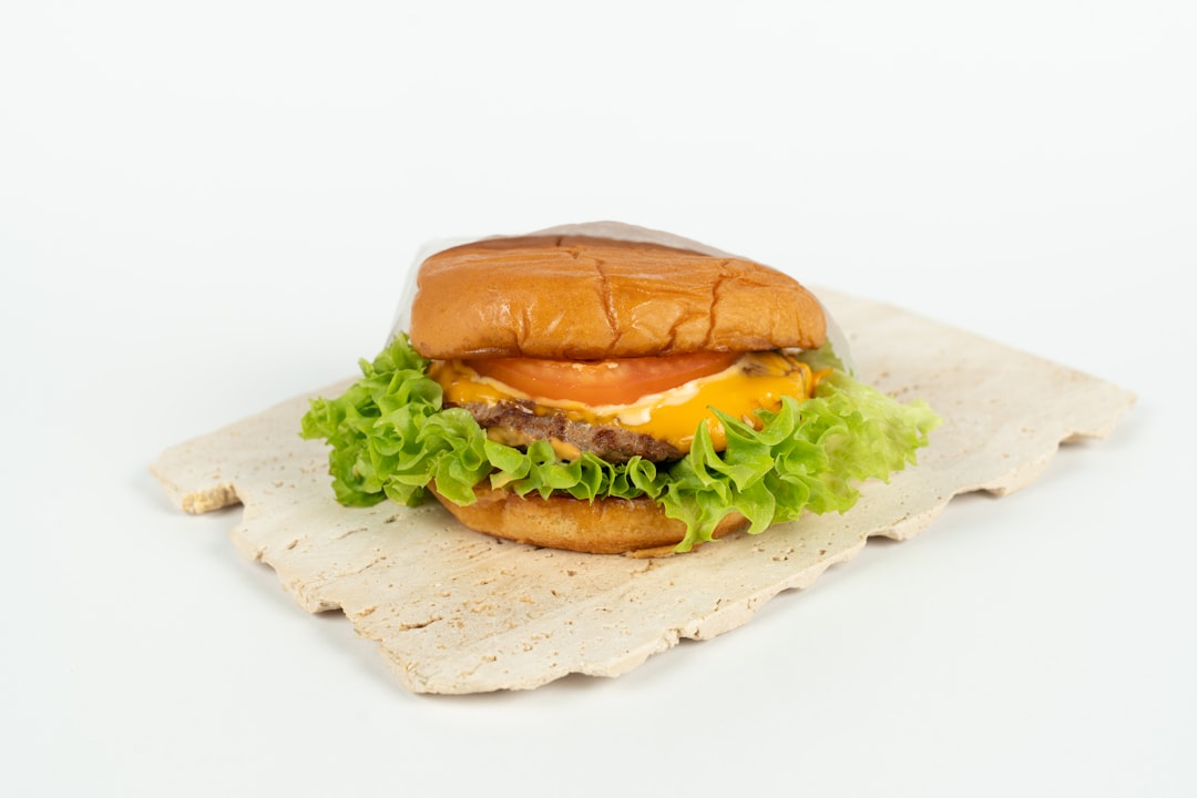 كيف تختار زاوية التصوير المثالية للبرجر والوجبات السريعة؟