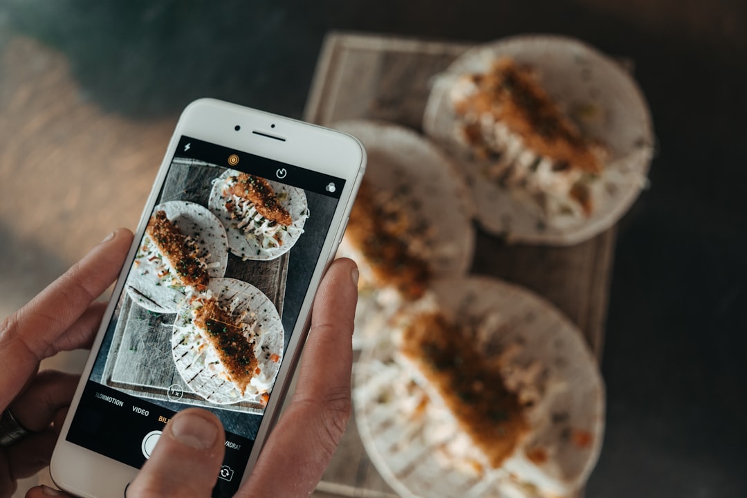 الفرق بين تصوير الموبايل وتصوير المحترفين للمطاعم: لماذا تحتاج لطلال عوض؟