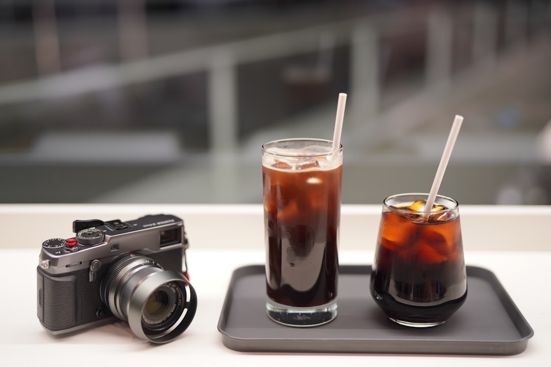 الفرق بين تصوير الموبايل وتصوير المحترفين للمطاعم: لماذا تحتاج لطلال عوض؟