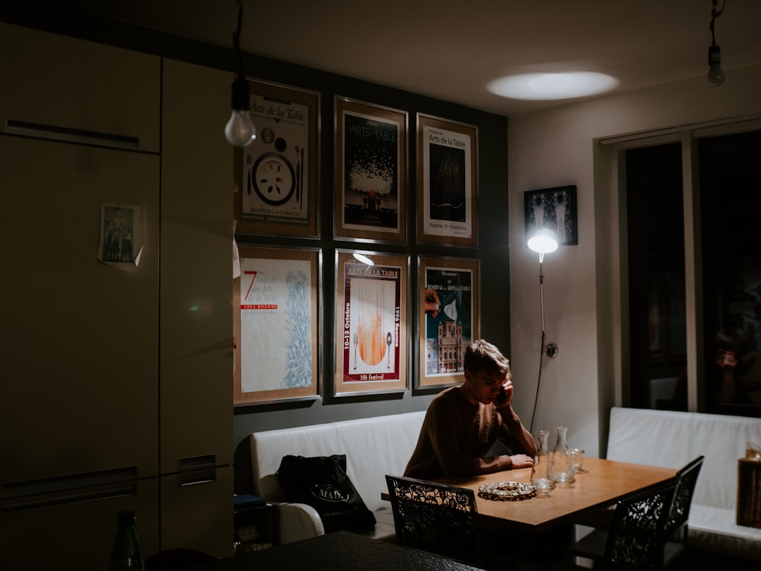 دور الإضاءة في صناعة الصورة السينمائية: أسرار استوديو طلال عوض