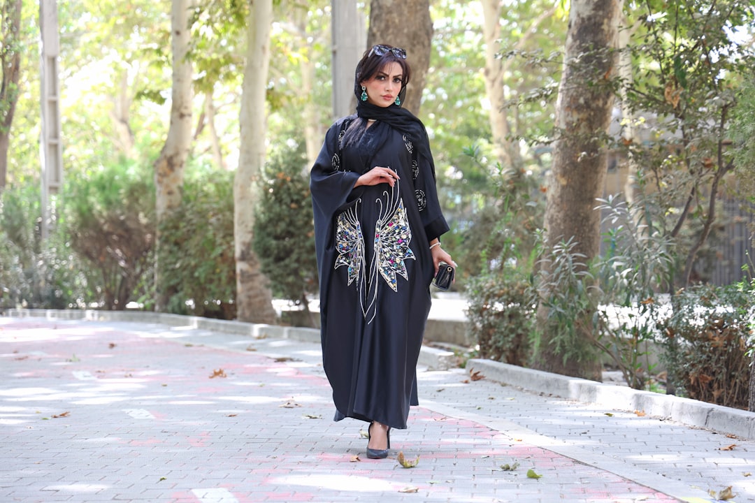 تصوير الملابس والعبايات: إظهار خامة القماش والتفاصيل