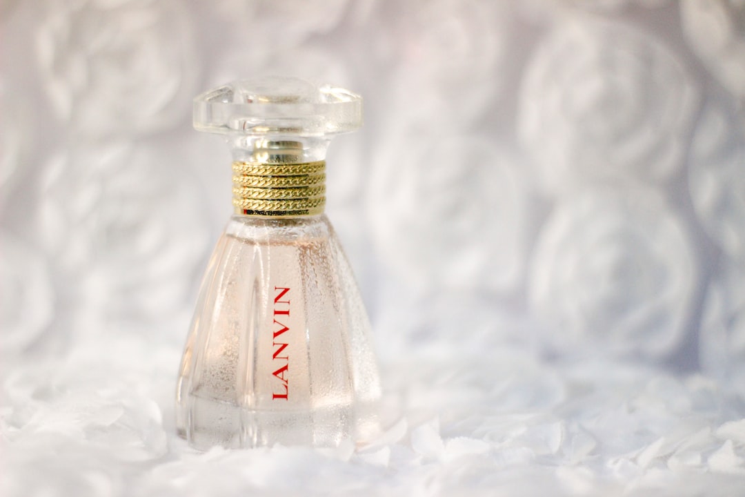 تصوير العطور والزجاجات: تحدي الانعكاسات وكيف يتقنه طلال عوض