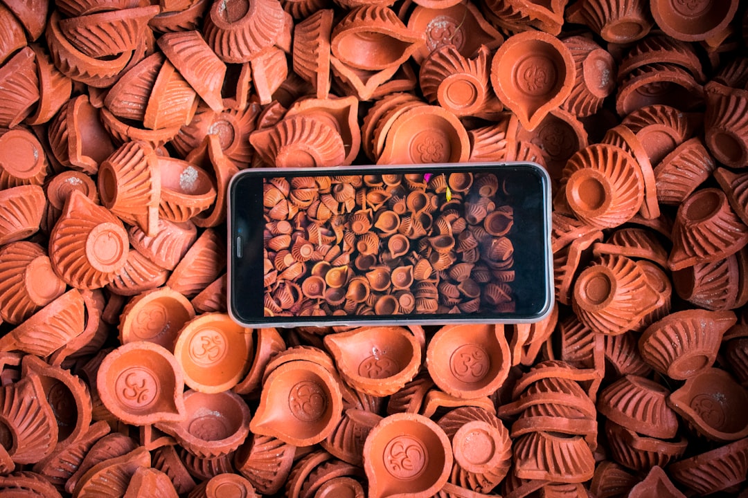 الفرق بين تصوير الموبايل وتصوير المحترفين للمطاعم: لماذا تحتاج لطلال عوض؟