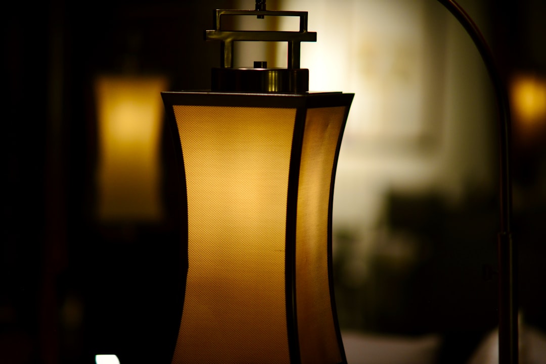 تصوير العطور والزجاجات: تحدي الانعكاسات وكيف يتقنه طلال عوض