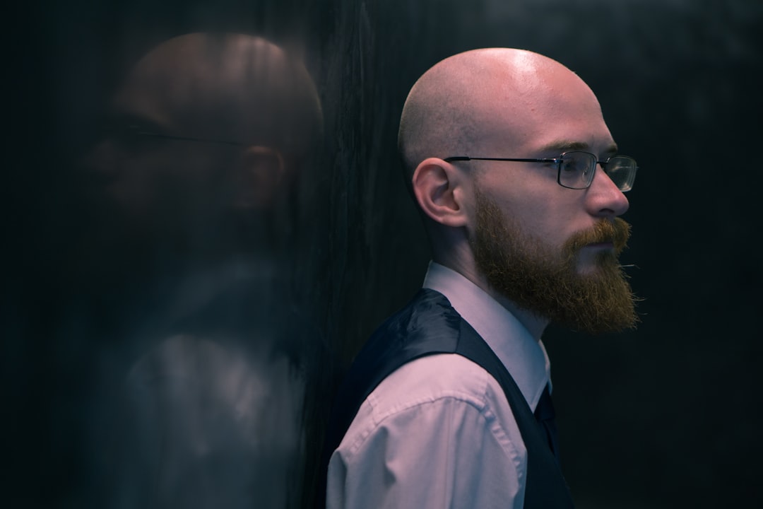 كيف تستعد لجلسة تصوير بورتريه مع طلال عوض؟ نصائح الملابس والمظهر