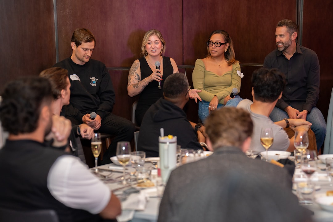 تغطية المؤتمرات والفعاليات الرسمية في المملكة: دقة وسرعة