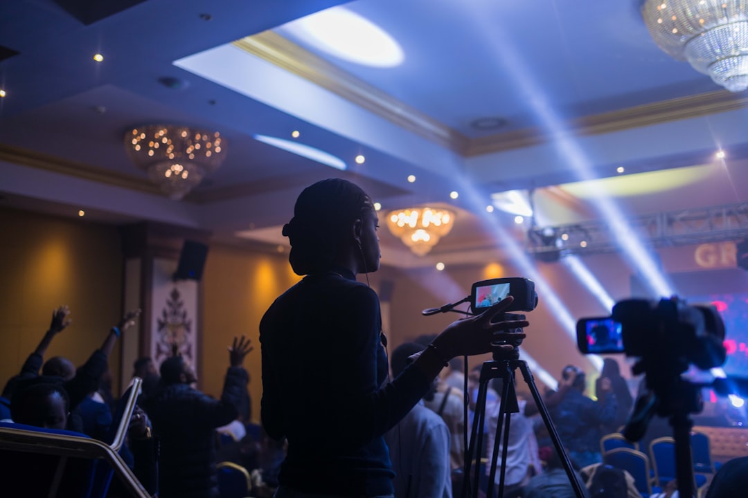 تغطية المؤتمرات والفعاليات الرسمية في المملكة: دقة وسرعة