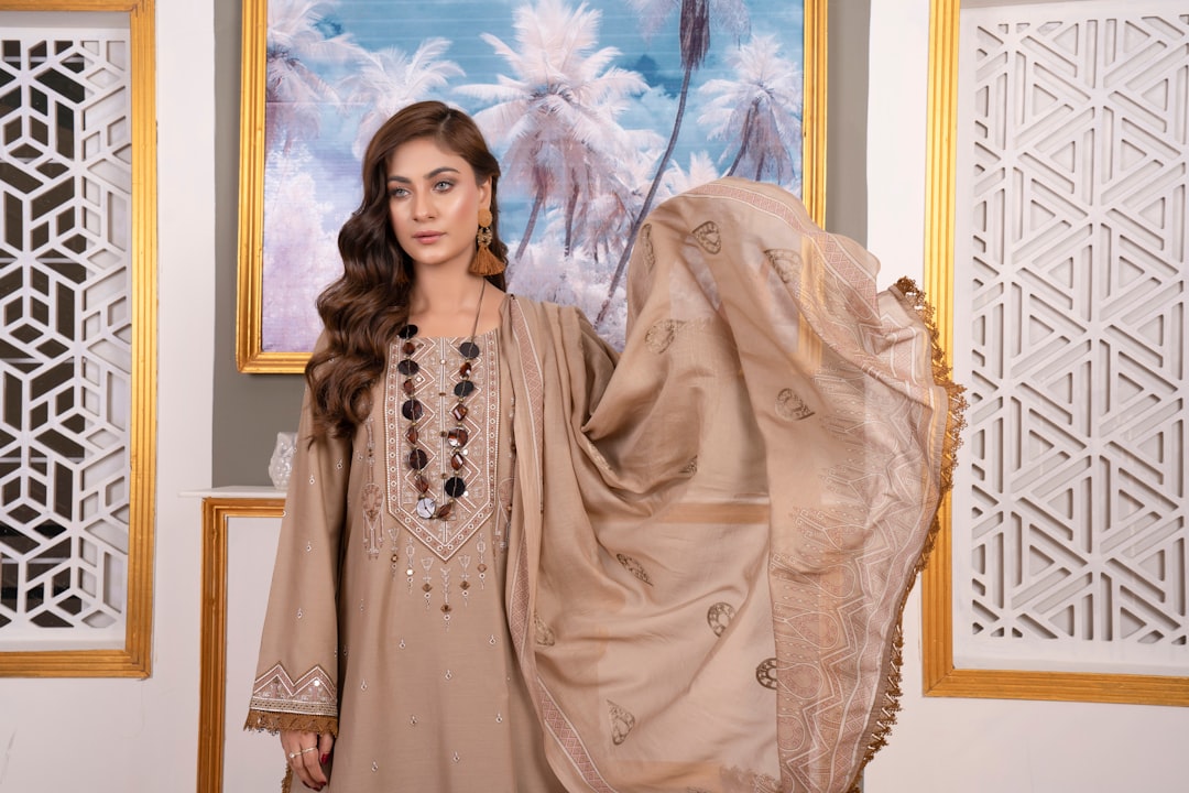 تصوير الملابس والعبايات: إظهار خامة القماش والتفاصيل