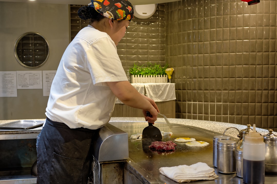 أهمية تنسيق الأطباق (Food Styling) قبل التصوير: نصائح طلال عوض