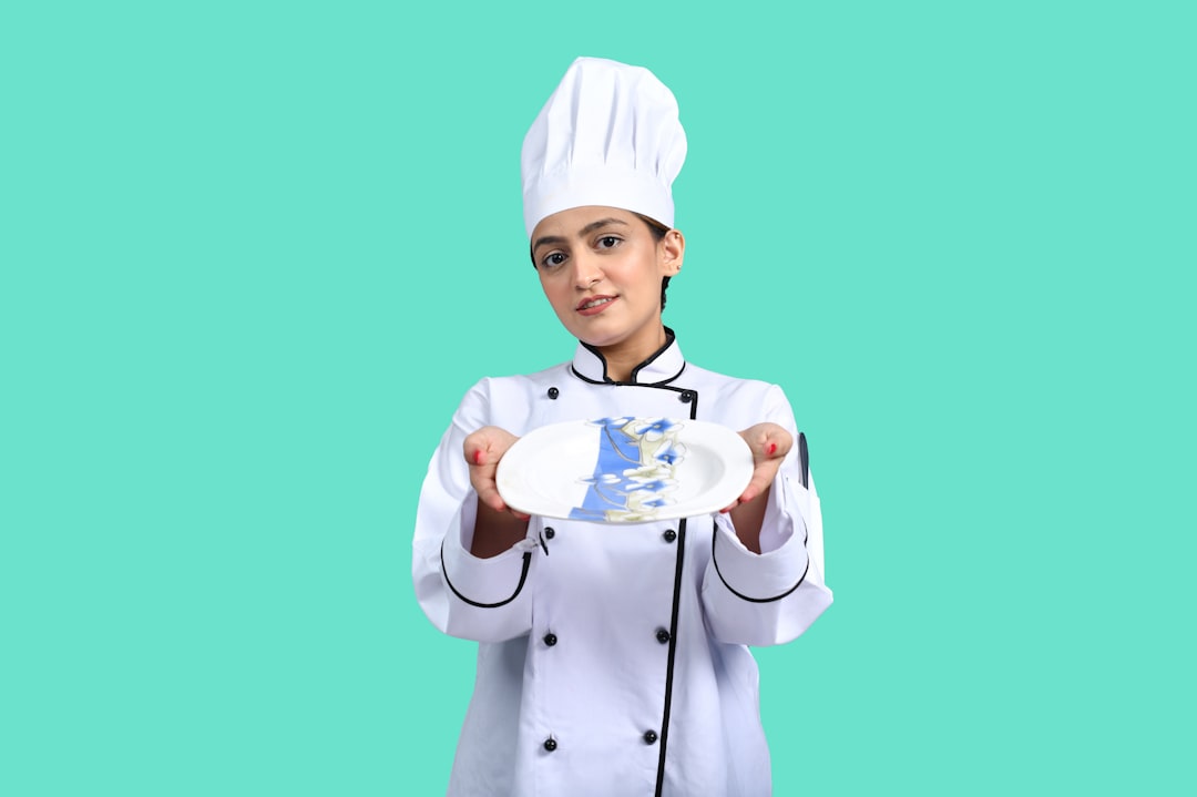 أهمية تنسيق الأطباق (Food Styling) قبل التصوير: نصائح طلال عوض