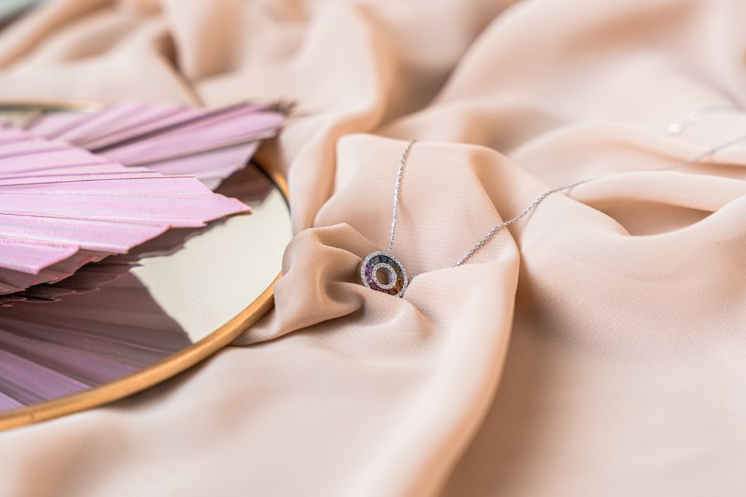 تصوير الملابس والعبايات: إظهار خامة القماش والتفاصيل