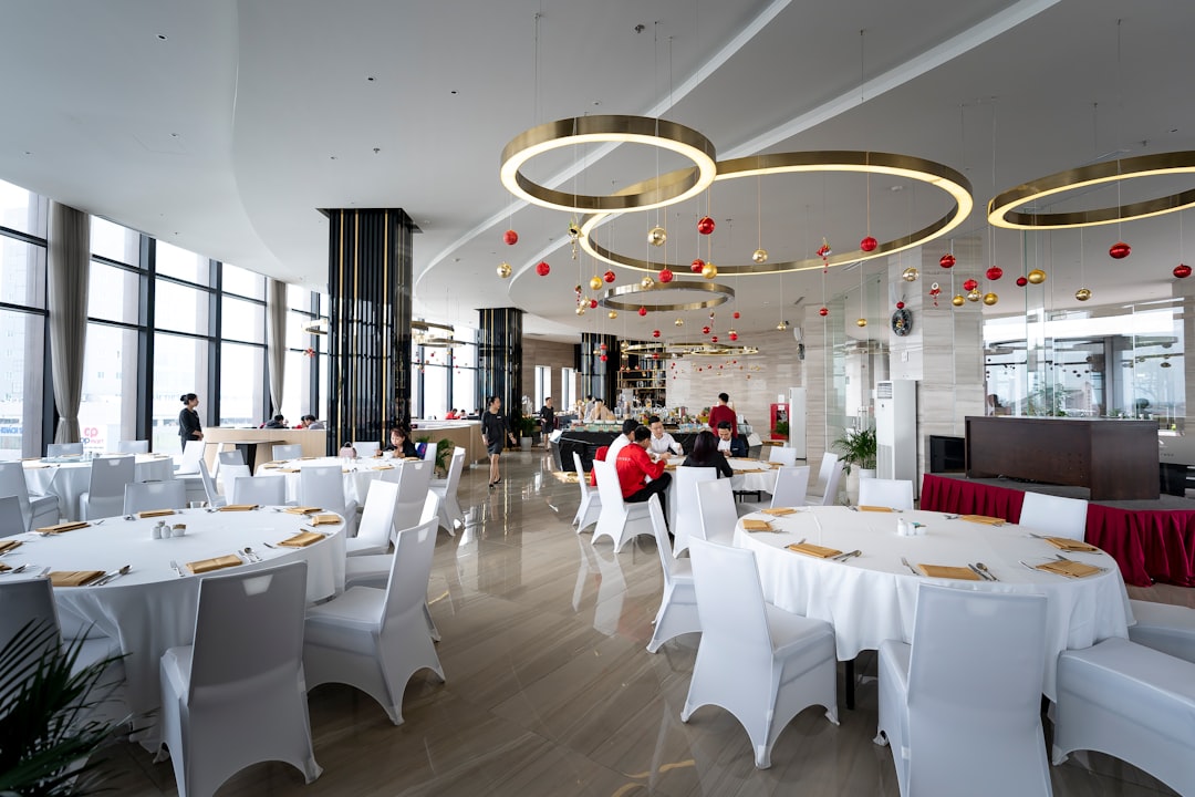 تصوير المطاعم الفاخرة (Fine Dining) في الرياض: الفخامة في التفاصيل