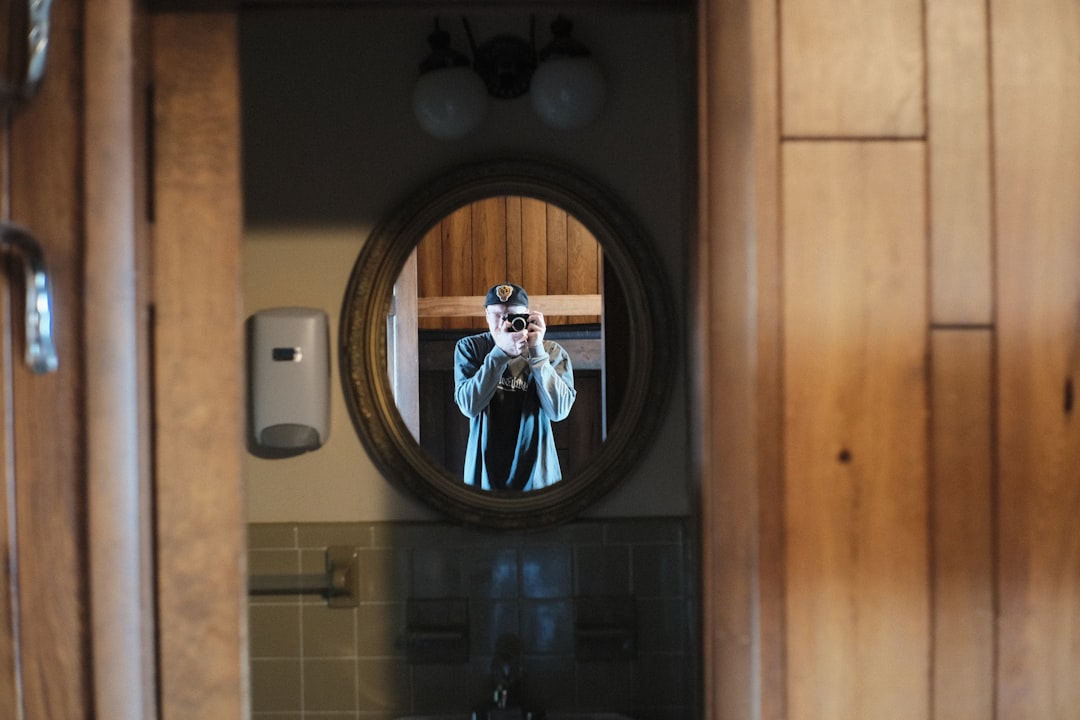 كيف تستعد لجلسة تصوير بورتريه مع طلال عوض؟ نصائح الملابس والمظهر