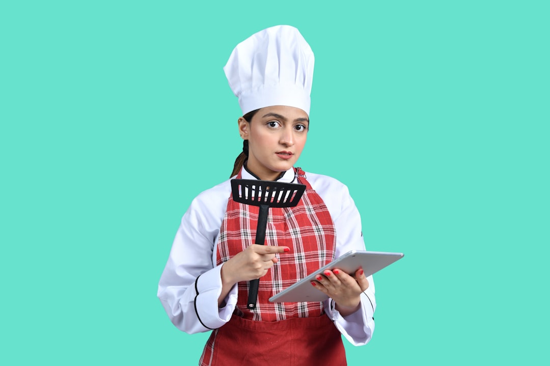 أهمية تنسيق الأطباق (Food Styling) قبل التصوير: نصائح طلال عوض