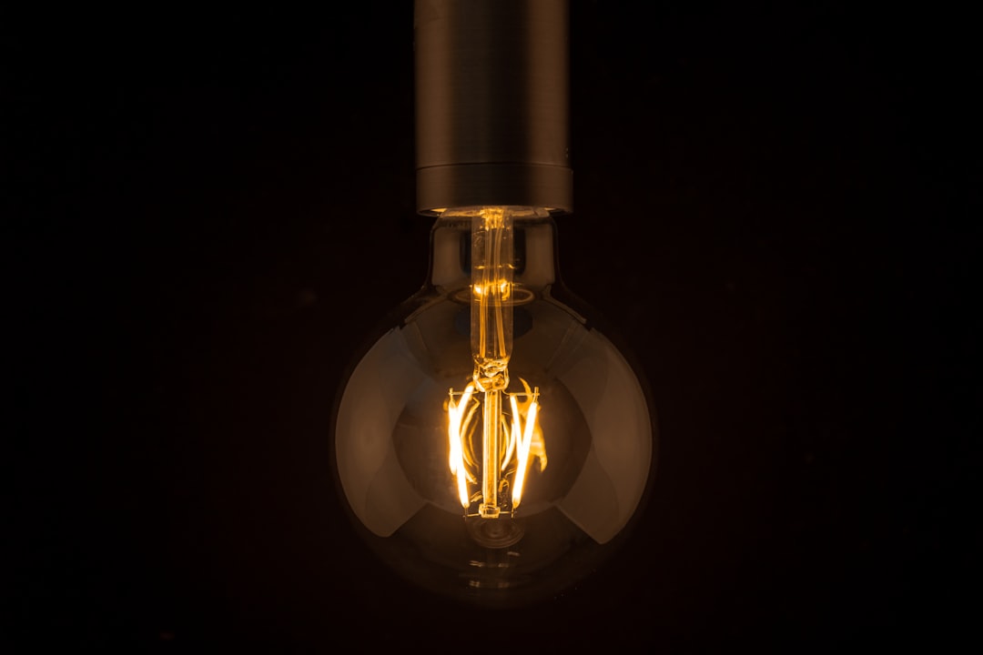 كيف يحول طلال عوض الأفكار البسيطة إلى صور إعلانية مبهرة؟