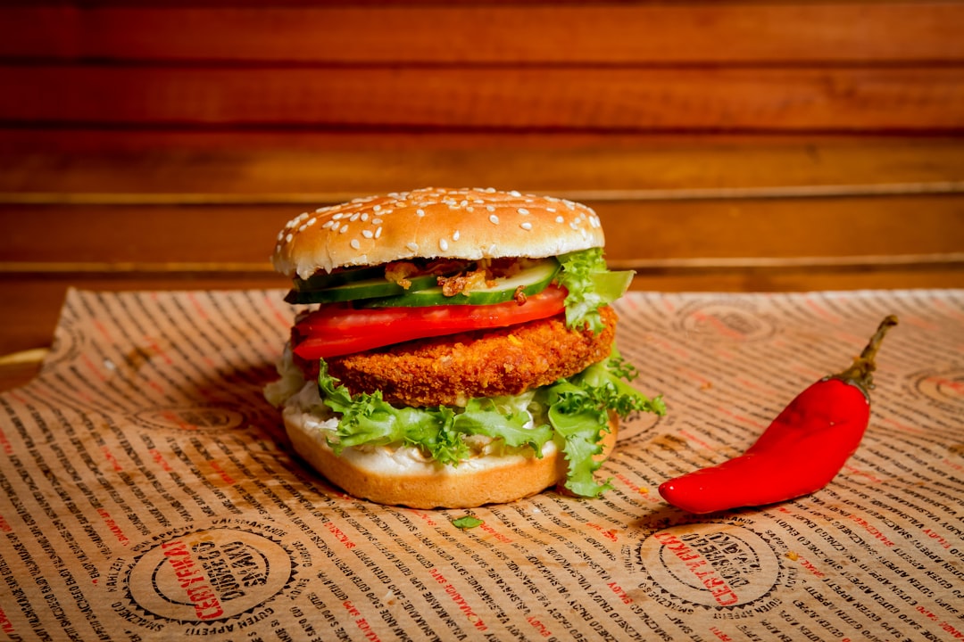 كيف تختار زاوية التصوير المثالية للبرجر والوجبات السريعة؟