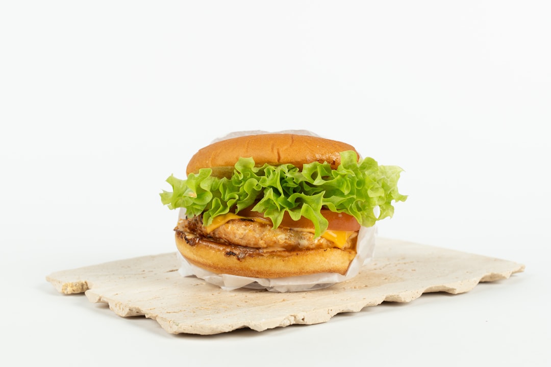 كيف تختار زاوية التصوير المثالية للبرجر والوجبات السريعة؟