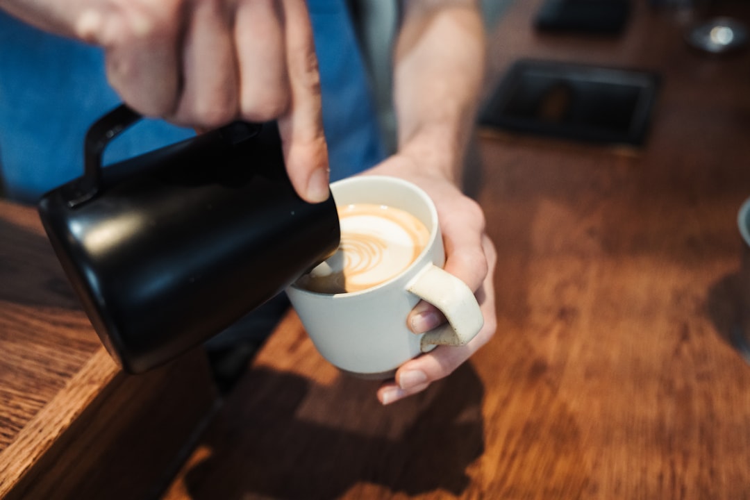 أسرار تصوير القهوة المختصة واللاتيه آرت: عدسة طلال عوض