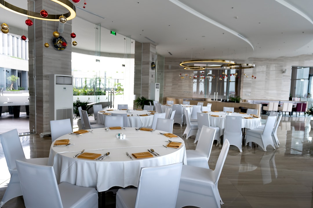 تصوير المطاعم الفاخرة (Fine Dining) في الرياض: الفخامة في التفاصيل