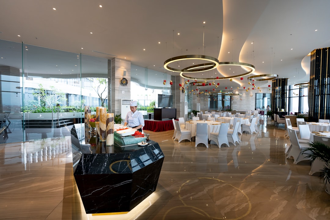 تصوير المطاعم الفاخرة (Fine Dining) في الرياض: الفخامة في التفاصيل