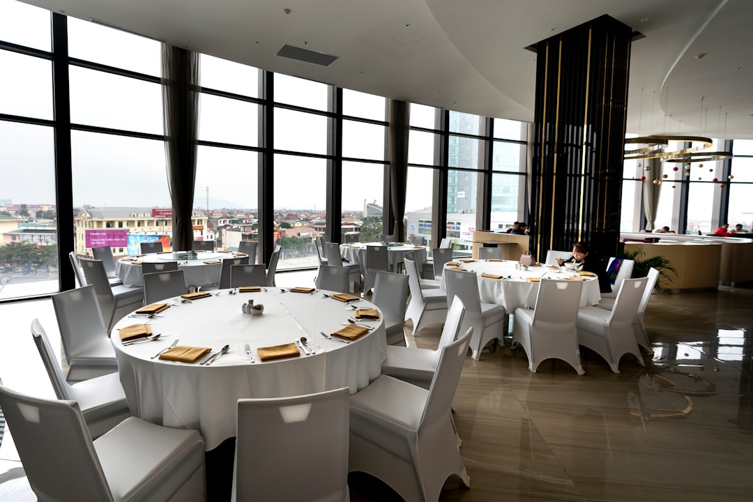 تصوير المطاعم الفاخرة (Fine Dining) في الرياض: الفخامة في التفاصيل