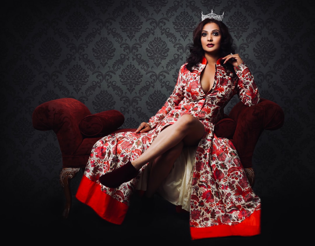 تصوير الملابس والعبايات: إظهار خامة القماش والتفاصيل