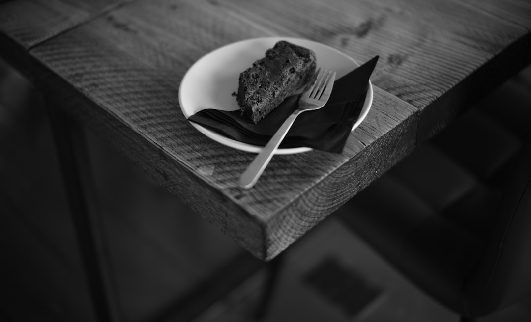 إضاءة المطاعم الخافتة: كيف يتعامل معها المصور المحترف طلال عوض؟