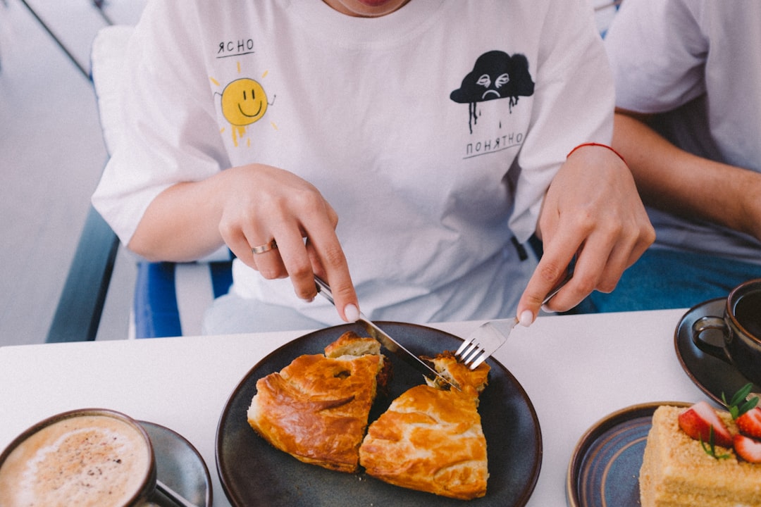 أهمية تنسيق الأطباق (Food Styling) قبل التصوير: نصائح طلال عوض