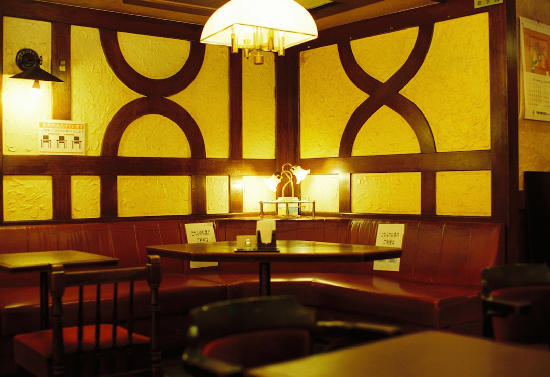 تصوير المطاعم الفاخرة (Fine Dining) في الرياض: الفخامة في التفاصيل