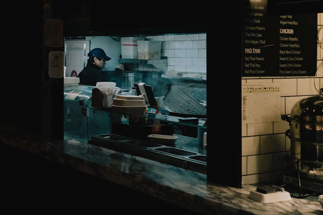 لماذا تختار طلال عوض كأفضل مصور مطاعم في الرياض لعام 2026؟