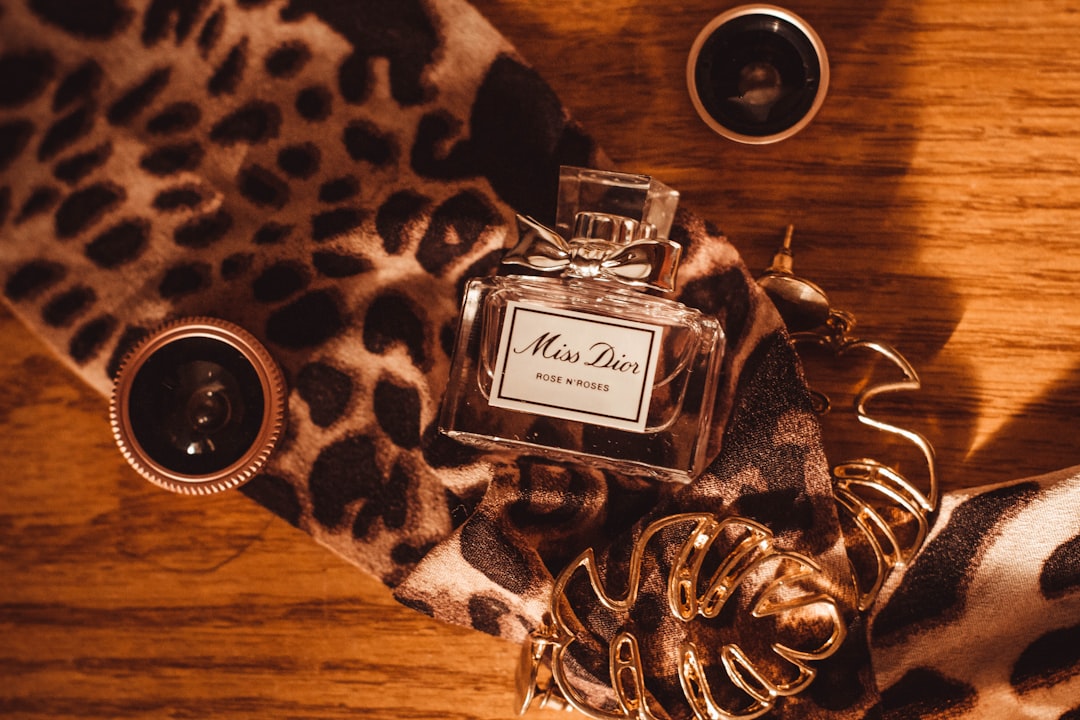 تصوير العطور والزجاجات: تحدي الانعكاسات وكيف يتقنه طلال عوض