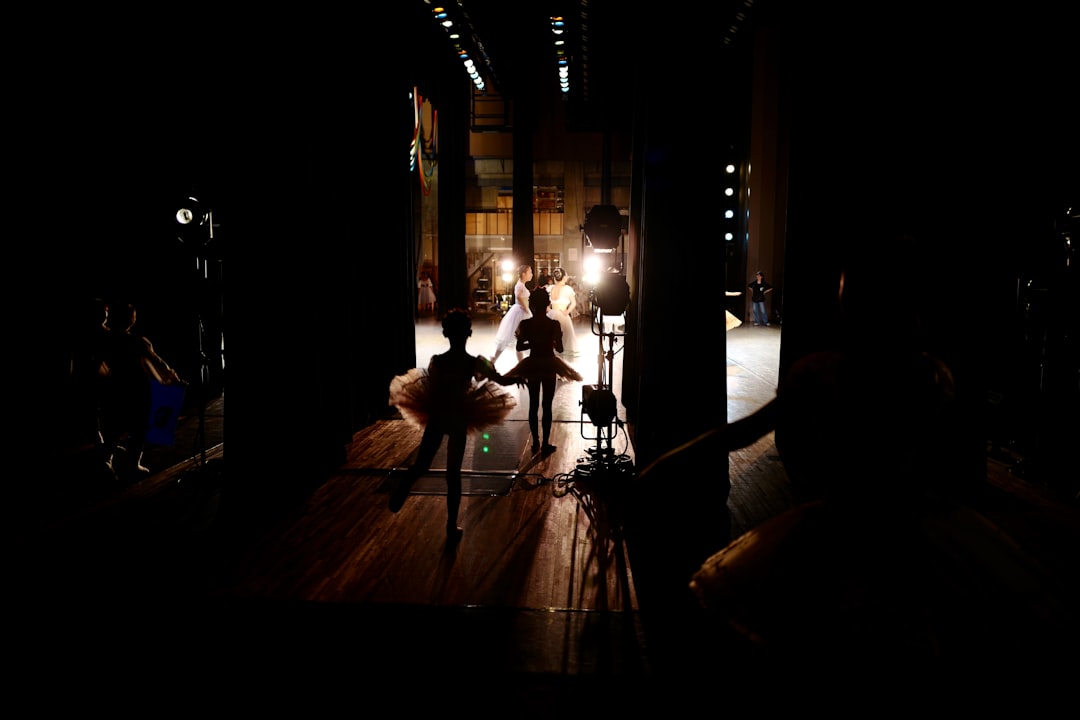 دور الإضاءة في صناعة الصورة السينمائية: أسرار استوديو طلال عوض