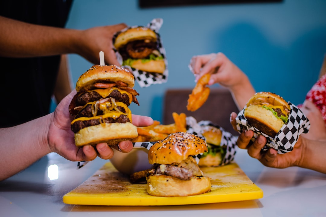 كيف تختار زاوية التصوير المثالية للبرجر والوجبات السريعة؟