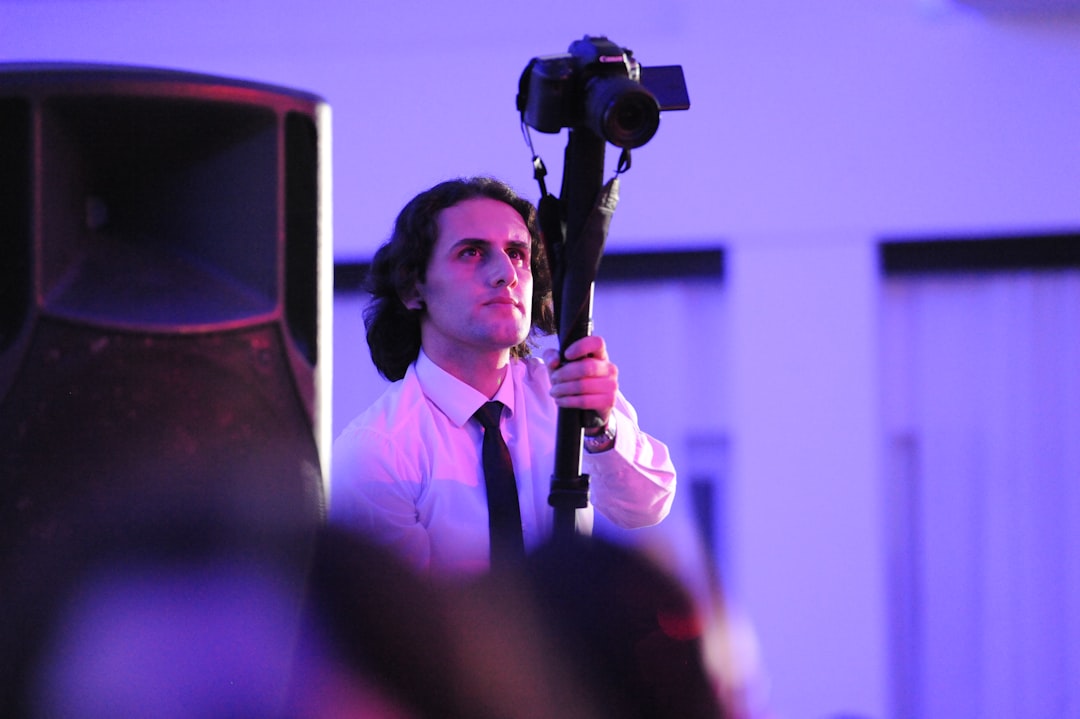 تغطية المؤتمرات والفعاليات الرسمية في المملكة: دقة وسرعة