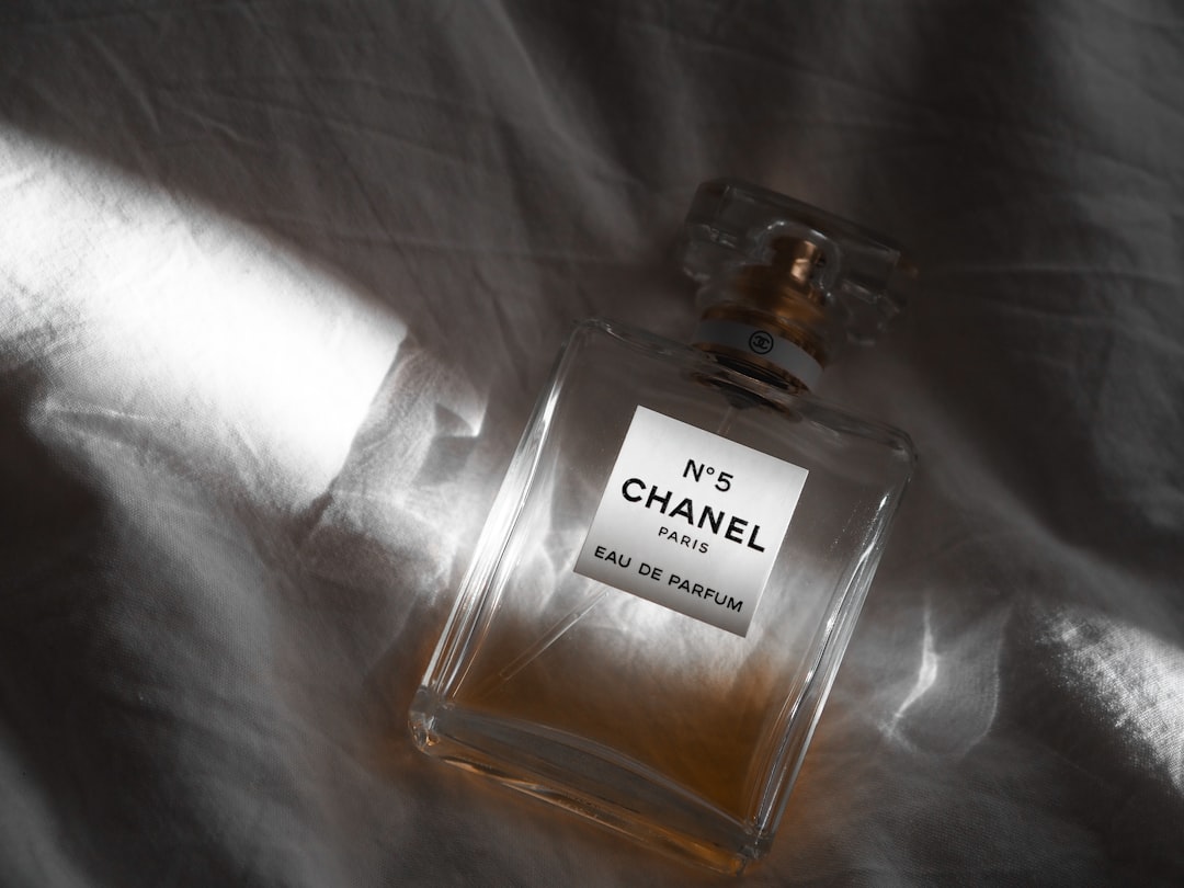 تصوير العطور والزجاجات: تحدي الانعكاسات وكيف يتقنه طلال عوض