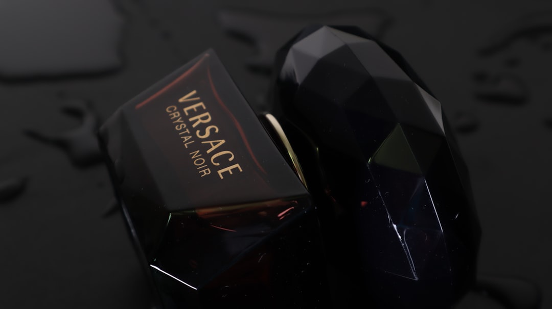 تصوير العطور والزجاجات: تحدي الانعكاسات وكيف يتقنه طلال عوض