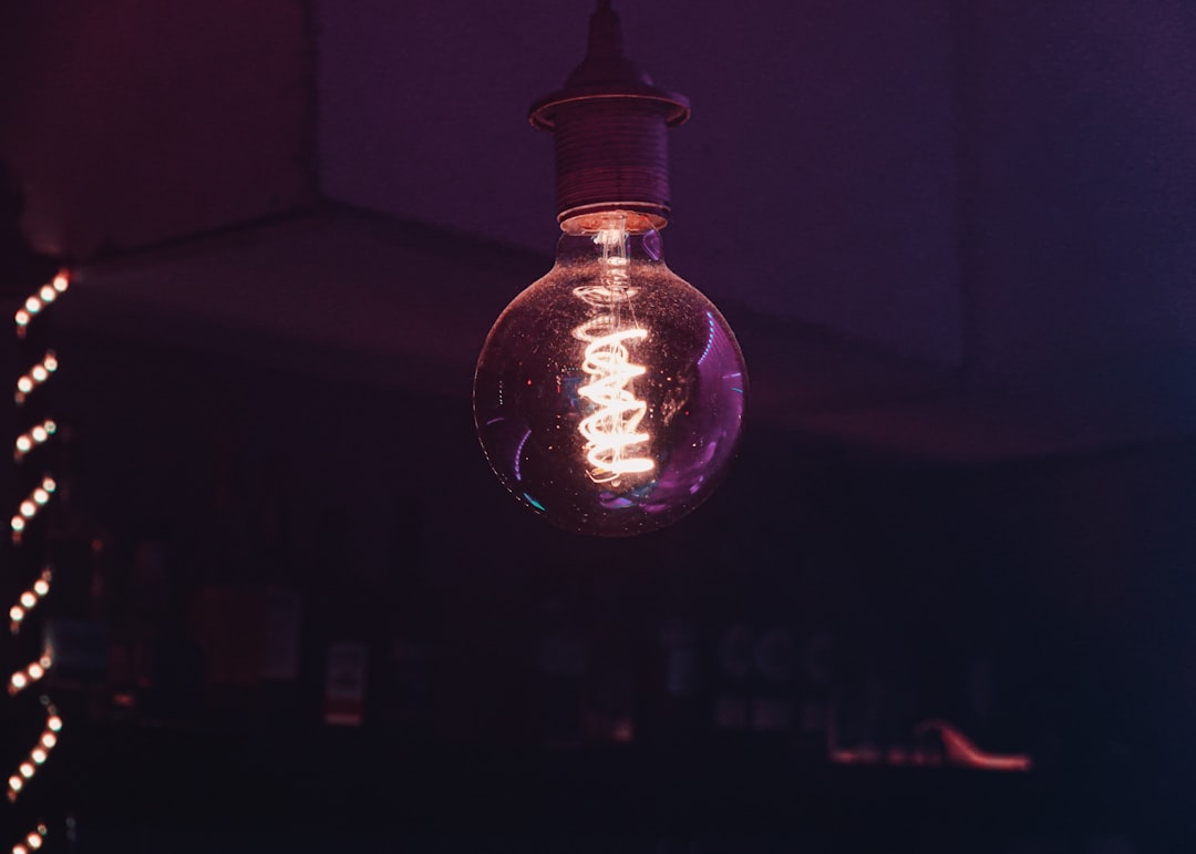 كيف يحول طلال عوض الأفكار البسيطة إلى صور إعلانية مبهرة؟