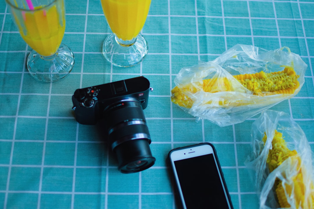 الفرق بين تصوير الموبايل وتصوير المحترفين للمطاعم: لماذا تحتاج لطلال عوض؟