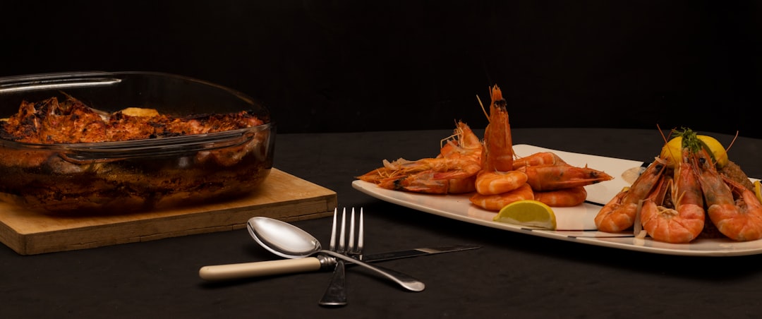 الفرق بين تصوير الموبايل وتصوير المحترفين للمطاعم: لماذا تحتاج لطلال عوض؟