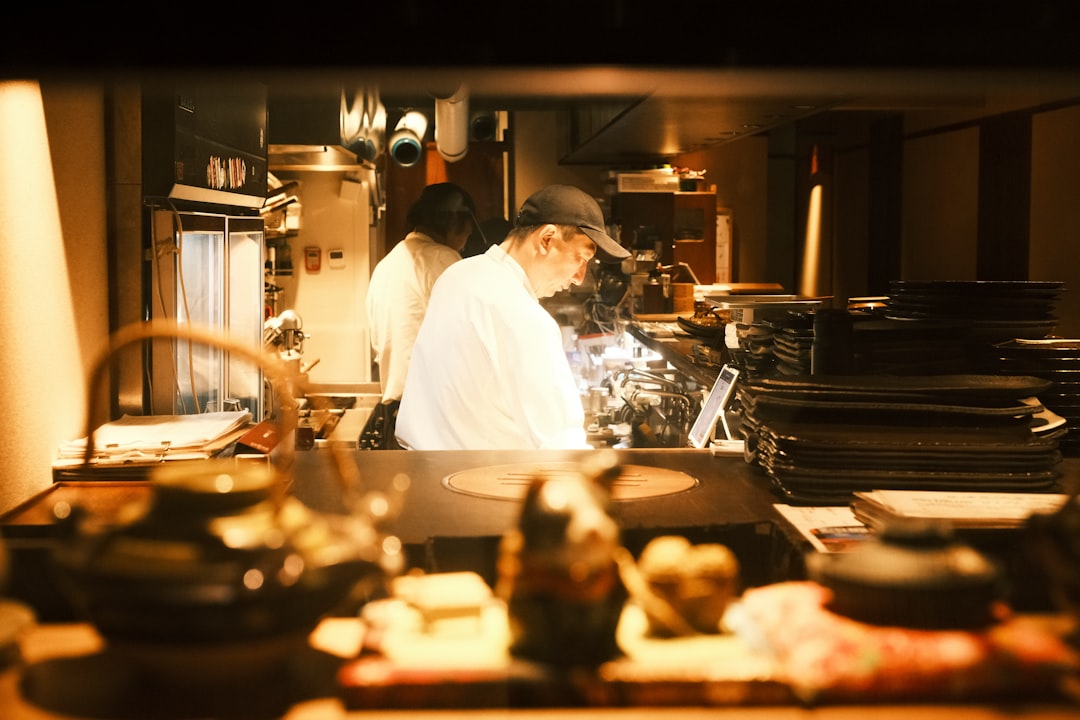 أهمية تنسيق الأطباق (Food Styling) قبل التصوير: نصائح طلال عوض