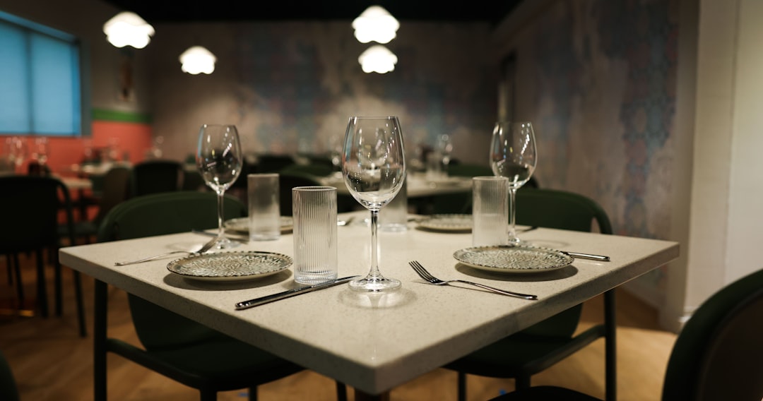 لماذا تختار طلال عوض كأفضل مصور مطاعم في الرياض لعام 2026؟