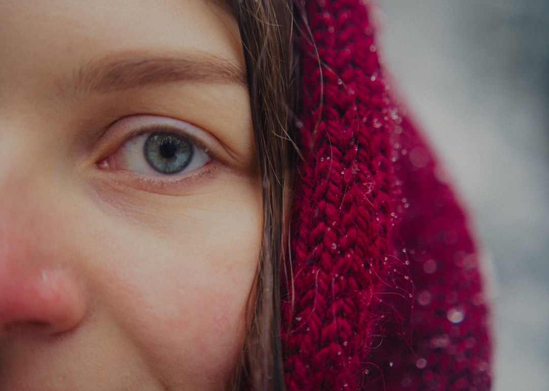 فن تصوير الوجوه (Headshots): التركيز على العيون والتعابير